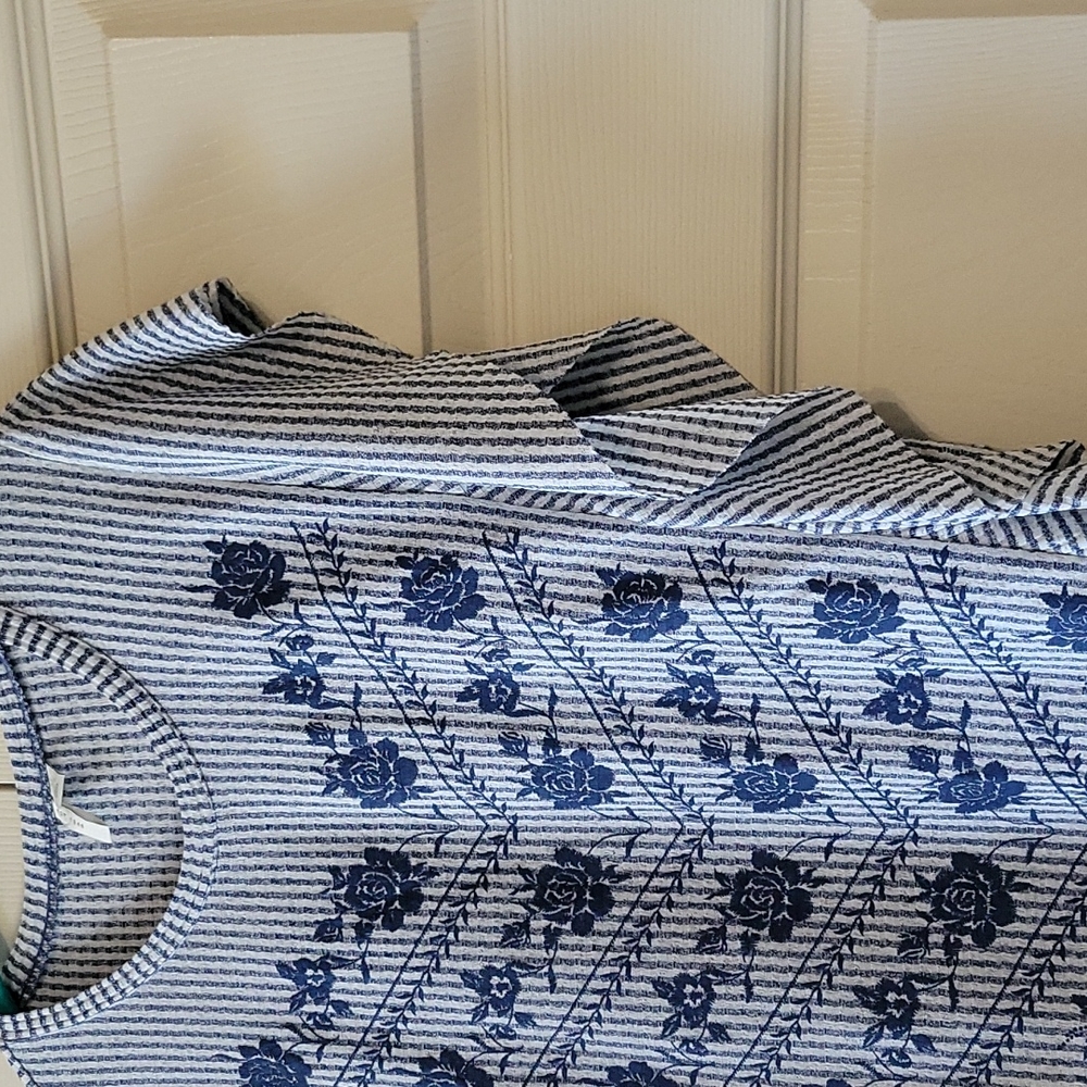 Blue and white striped floral blouse with flutter sleeves - Picture 4 of 4